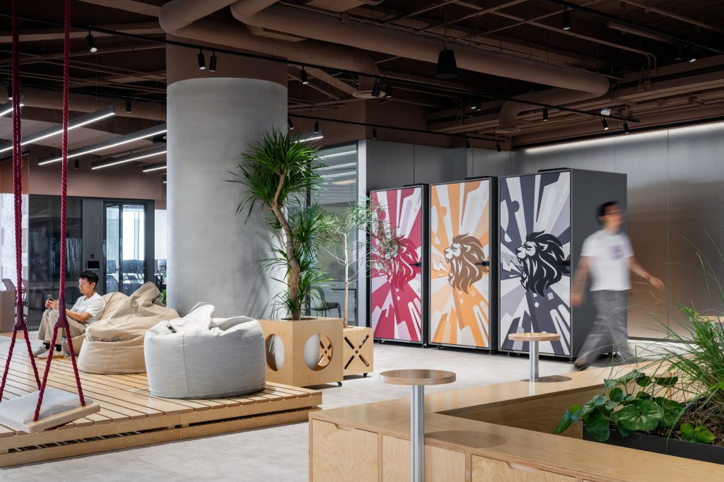 Breakout corner with rope swings, bean bags and mobile screens printed with pop-art lions