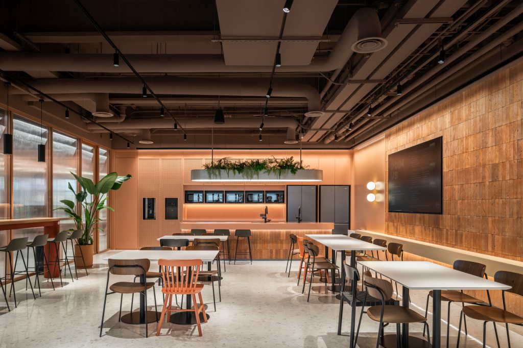 The Talent Tang cafe toward its peach kitchen wall, planting suspended over the island